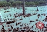 Standbild VE Day Feier Paris Frankreich, 1945, aus Sekunde 15 historischem Filmmaterial Videoclip 65675020435