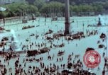 Standbild VE Day Feier Paris Frankreich, 1945, aus Sekunde 16 historischem Filmmaterial Videoclip 65675020435