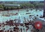 Standbild VE Day Feier Paris Frankreich, 1945, aus Sekunde 20 historischem Filmmaterial Videoclip 65675020435