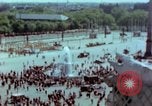 Standbild VE Day Feier Paris Frankreich, 1945, aus Sekunde 23 historischem Filmmaterial Videoclip 65675020435