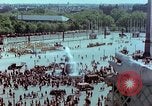 Standbild VE Day Feier Paris Frankreich, 1945, aus Sekunde 30 historischem Filmmaterial Videoclip 65675020435