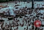 Standbild VE Day Feier Paris Frankreich, 1945, aus Sekunde 55 historischem Filmmaterial Videoclip 65675020435