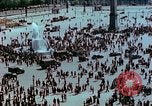 Standbild VE Day Feier Paris Frankreich, 1945, aus Sekunde 56 historischem Filmmaterial Videoclip 65675020435