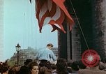 Standbild VE Day Celebrations Paris Frankreich, 1945, aus Sekunde 15 historischem Filmmaterial Videoclip 65675020436