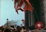 Standbild VE Day Celebrations Paris Frankreich, 1945, aus Sekunde 16 historischem Filmmaterial Videoclip 65675020436