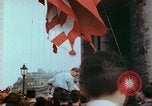 Standbild VE Day Celebrations Paris Frankreich, 1945, aus Sekunde 17 historischem Filmmaterial Videoclip 65675020436