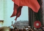 Standbild VE Day Celebrations Paris Frankreich, 1945, aus Sekunde 22 historischem Filmmaterial Videoclip 65675020436