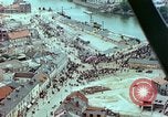 Standbild VE Day celebration Parade Paris Frankreich, 1945, aus Sekunde 8 historischem Filmmaterial Videoclip 65675020437