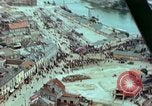 Standbild VE Day celebration Parade Paris Frankreich, 1945, aus Sekunde 9 historischem Filmmaterial Videoclip 65675020437