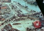 Standbild VE Day celebration Parade Paris Frankreich, 1945, aus Sekunde 10 historischem Filmmaterial Videoclip 65675020437