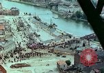 Standbild VE Day celebration Parade Paris Frankreich, 1945, aus Sekunde 11 historischem Filmmaterial Videoclip 65675020437