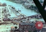Standbild VE Day celebration Parade Paris Frankreich, 1945, aus Sekunde 13 historischem Filmmaterial Videoclip 65675020437