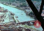 Standbild VE Day celebration Parade Paris Frankreich, 1945, aus Sekunde 16 historischem Filmmaterial Videoclip 65675020437
