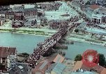 Standbild VE Day celebration Parade Paris Frankreich, 1945, aus Sekunde 17 historischem Filmmaterial Videoclip 65675020437