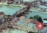 Standbild VE Day celebration Parade Paris Frankreich, 1945, aus Sekunde 18 historischem Filmmaterial Videoclip 65675020437