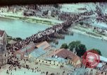 Standbild VE Day celebration Parade Paris Frankreich, 1945, aus Sekunde 19 historischem Filmmaterial Videoclip 65675020437
