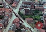 Standbild VE Day celebration Parade Paris Frankreich, 1945, aus Sekunde 21 historischem Filmmaterial Videoclip 65675020437