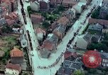 Standbild VE Day celebration Parade Paris Frankreich, 1945, aus Sekunde 26 historischem Filmmaterial Videoclip 65675020437