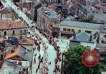 Standbild VE Day celebration Parade Paris Frankreich, 1945, aus Sekunde 27 historischem Filmmaterial Videoclip 65675020437