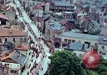 Standbild VE Day celebration Parade Paris Frankreich, 1945, aus Sekunde 28 historischem Filmmaterial Videoclip 65675020437
