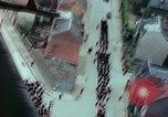 Standbild VE Day celebration Parade Paris Frankreich, 1945, aus Sekunde 41 historischem Filmmaterial Videoclip 65675020437