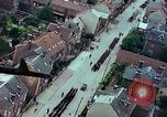 Standbild VE Day celebration Parade Paris Frankreich, 1945, aus Sekunde 43 historischem Filmmaterial Videoclip 65675020437