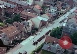 Standbild VE Day celebration Parade Paris Frankreich, 1945, aus Sekunde 44 historischem Filmmaterial Videoclip 65675020437