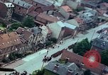 Standbild VE Day celebration Parade Paris Frankreich, 1945, aus Sekunde 45 historischem Filmmaterial Videoclip 65675020437