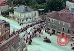 Standbild VE Day celebration Parade Paris Frankreich, 1945, aus Sekunde 46 historischem Filmmaterial Videoclip 65675020437
