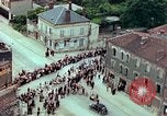 Standbild VE Day celebration Parade Paris Frankreich, 1945, aus Sekunde 47 historischem Filmmaterial Videoclip 65675020437