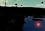 Immagine di US landing craft riuniti in una baia Inghilterra, 1944, secondo 56 filmato di repertorio 65675020453