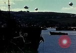 Immagine di US landing craft riuniti in una baia Inghilterra, 1944, secondo 57 filmato di repertorio 65675020453