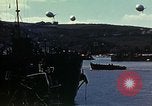 Immagine di US landing craft riuniti in una baia Inghilterra, 1944, secondo 58 filmato di repertorio 65675020453
