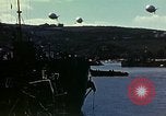 Immagine di US landing craft riuniti in una baia Inghilterra, 1944, secondo 59 filmato di repertorio 65675020453
