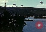 Immagine di US landing craft riuniti in una baia Inghilterra, 1944, secondo 60 filmato di repertorio 65675020453
