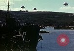 Immagine di US landing craft riuniti in una baia Inghilterra, 1944, secondo 61 filmato di repertorio 65675020453