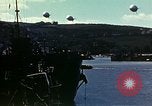 Immagine di US landing craft riuniti in una baia Inghilterra, 1944, secondo 62 filmato di repertorio 65675020453
