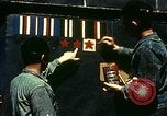 Immagine di Diversi Landing Craft Infantry preparando per sbarco in Normandia Inghilterra, 1944, secondo 37 filmato di repertorio 65675020454