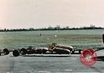 Standbild B-17-Bomber Northamptonshire England, 1943, aus Sekunde 18 historischem Filmmaterial Videoclip 65675020485