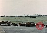 Standbild B-17-Bomber Northamptonshire England, 1943, aus Sekunde 22 historischem Filmmaterial Videoclip 65675020485