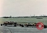 Standbild B-17-Bomber Northamptonshire England, 1943, aus Sekunde 23 historischem Filmmaterial Videoclip 65675020485