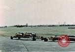 Standbild B-17-Bomber Northamptonshire England, 1943, aus Sekunde 25 historischem Filmmaterial Videoclip 65675020485