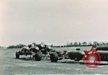 Standbild B-17-Bomber Northamptonshire England, 1943, aus Sekunde 33 historischem Filmmaterial Videoclip 65675020485