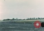 Standbild B-17-Bomber Northamptonshire England, 1943, aus Sekunde 36 historischem Filmmaterial Videoclip 65675020485