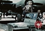 Standbild B-17-Bomber Northamptonshire England, 1943, aus Sekunde 40 historischem Filmmaterial Videoclip 65675020485