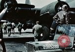 Standbild B-17-Bomber Northamptonshire England, 1943, aus Sekunde 43 historischem Filmmaterial Videoclip 65675020485
