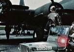Standbild B-17-Bomber Northamptonshire England, 1943, aus Sekunde 48 historischem Filmmaterial Videoclip 65675020485