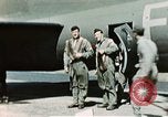 Standbild B-17-Bomber Northamptonshire England, 1943, aus Sekunde 54 historischem Filmmaterial Videoclip 65675020485