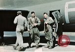 Standbild B-17-Bomber Northamptonshire England, 1943, aus Sekunde 55 historischem Filmmaterial Videoclip 65675020485