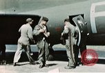 Standbild B-17-Bomber Northamptonshire England, 1943, aus Sekunde 56 historischem Filmmaterial Videoclip 65675020485